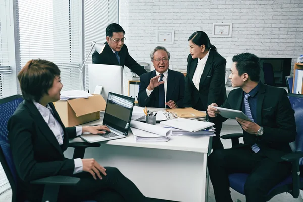 Anwälte diskutieren Fall im Amt — Stockfoto