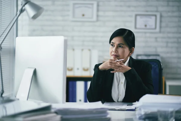 Female attorney sitting in front of computer — Stock Photo, Image