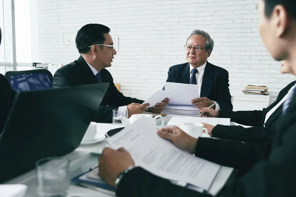 Staatsanwälte diskutieren Fall am Tisch — Stockfoto