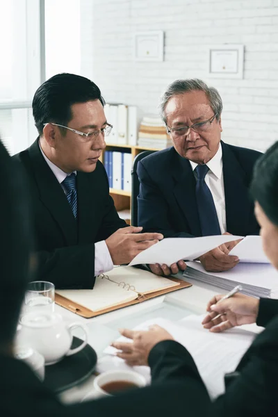 Lawyer consulting younger colleague — Stock Photo, Image