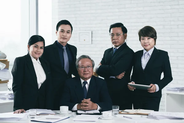 Equipe de advogados com líder sênior — Fotografia de Stock