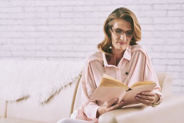 Olgun kadın kitap okumak