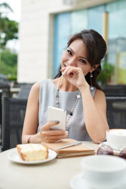 kafede oturan güzel kadın 