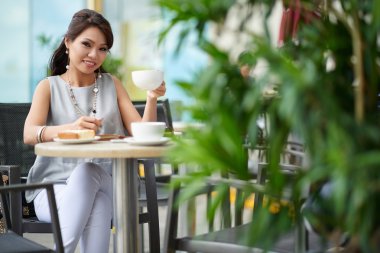 kadın içme cappuccino Café