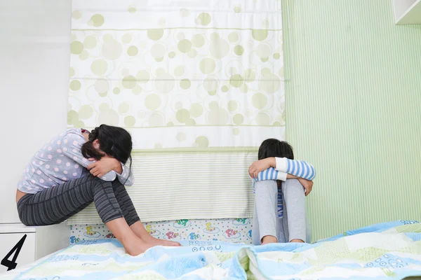 Choro menino e menina no quarto — Fotografia de Stock