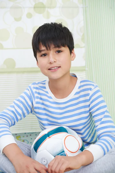 Jongen met voetbal in handen — Stockfoto