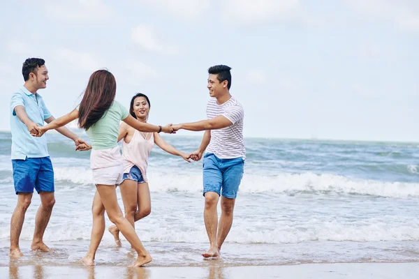 Les gens s'amusent sur la plage — Photo