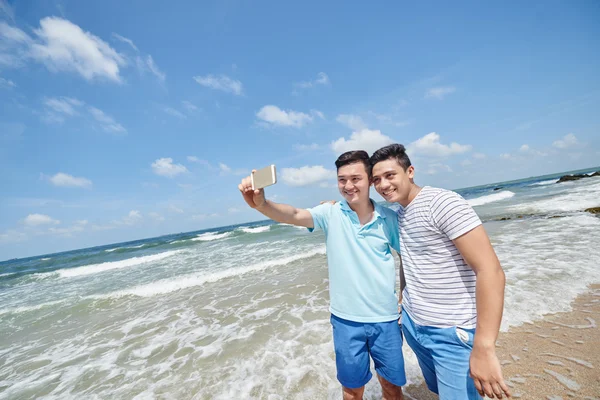 Guys taking selfie on beach — Stock Photo, Image