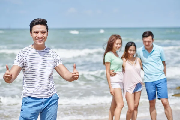 Uomo mostrando pollici sulla spiaggia — Foto Stock