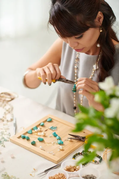 Vrouw geconcentreerd op het werk — Stockfoto