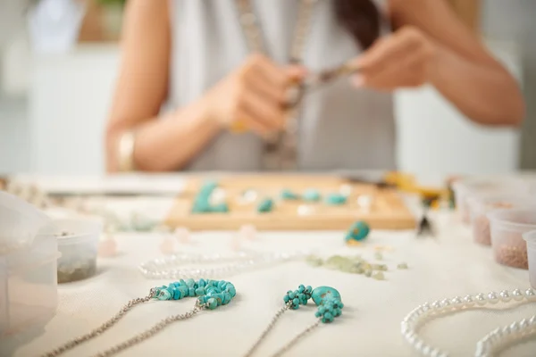 Mujer creando línea de collares —  Fotos de Stock