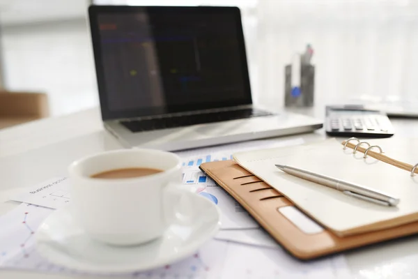 Xícara de café e bloco de notas na mesa — Fotografia de Stock