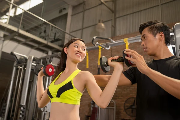 Personas haciendo ejercicio en gimnasio con barra de pesas —  Fotos de Stock
