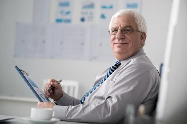 Mature entrepreneur working with papers — Stock Photo, Image