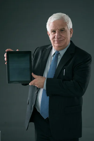 Empresário mostrando tablet com tela vazia — Fotografia de Stock