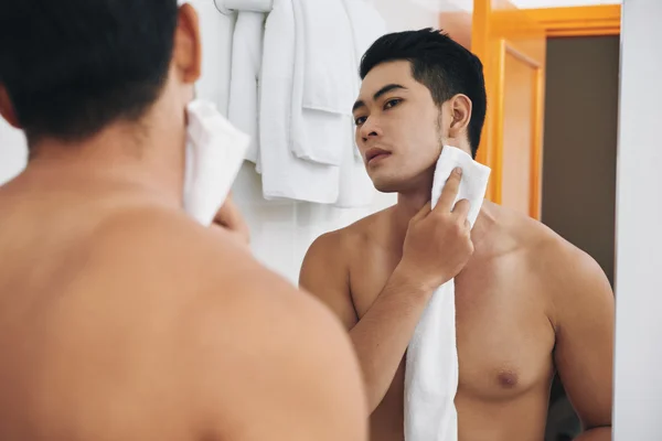 Man wiping skin after shaving — Stock Photo, Image