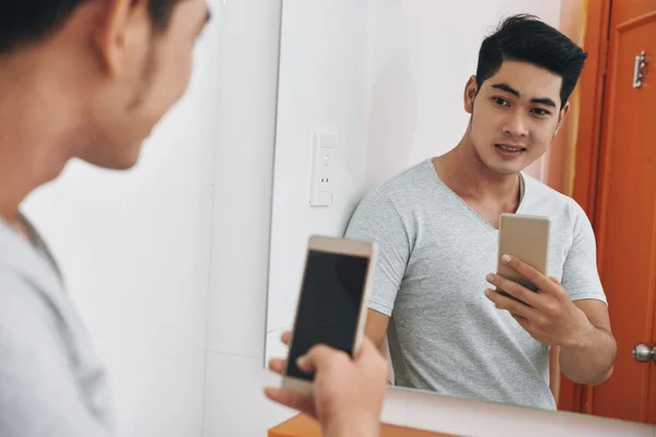 Homem tomando selfie no espelho — Fotografia de Stock