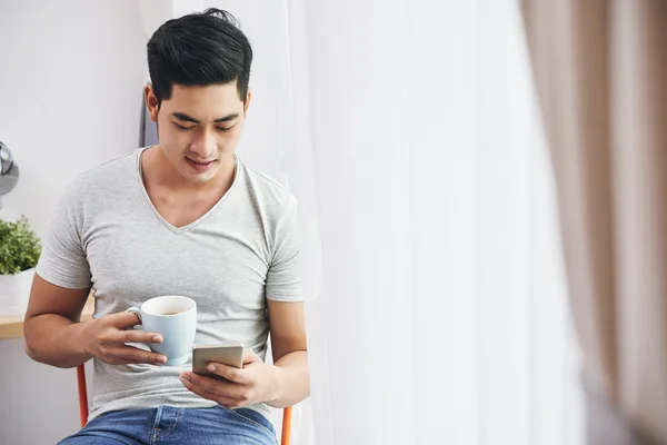 Mann trinkt Kaffee und liest Nachrichten — Stockfoto