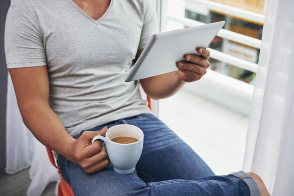 Man kijken nieuws op Tablet PC — Stockfoto