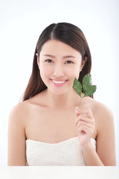 Chica con hoja verde en la mano — Foto de Stock