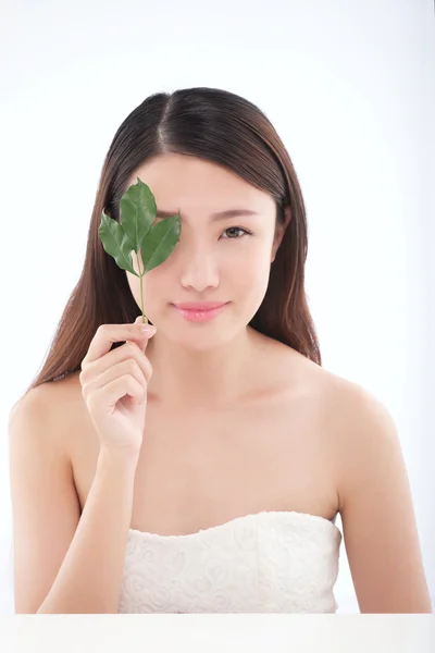 Mulher com folha verde — Fotografia de Stock