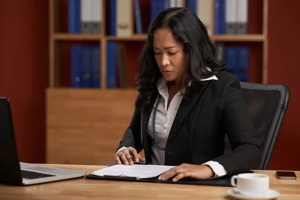 Señora que trabaja con papeles en el lugar de trabajo —  Fotos de Stock