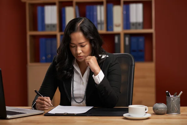 Advogado feminino verificando contrato de negócios — Fotografia de Stock