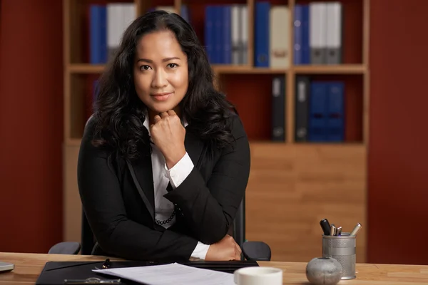 Business lady at table looking at camera — Stock Photo, Image