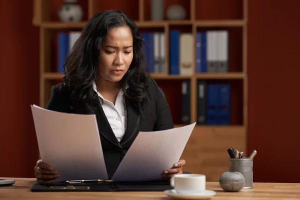 Business executive working with papers in office — Stock Photo, Image