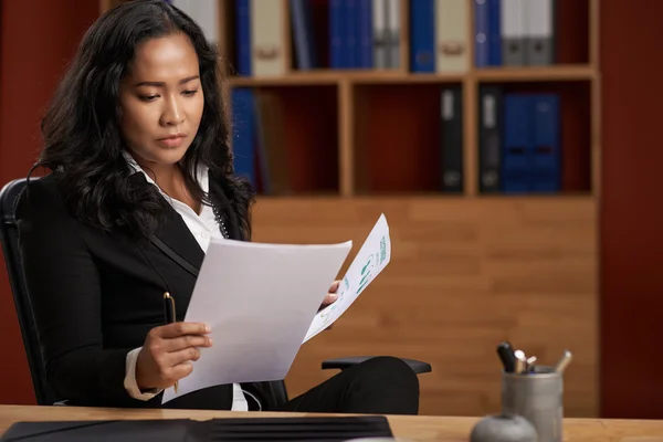 Senhora de negócios analisando documentos — Fotografia de Stock