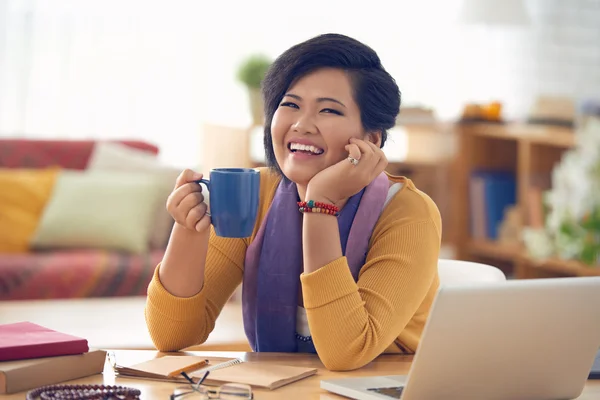 Vrouw met grote kopje koffie genieten — Stockfoto