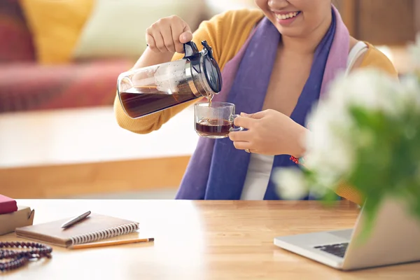 Donna che riempie tazza di caffè fresco — Foto Stock