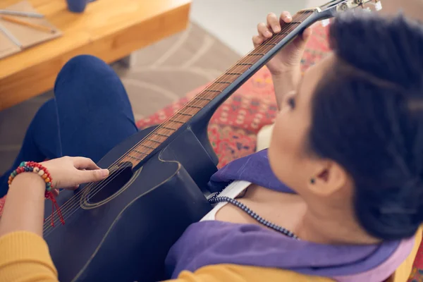 Frau spielt Gitarre und singt — Stockfoto