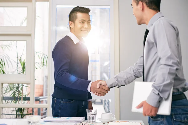 Zakelijke partners schudden handen — Stockfoto