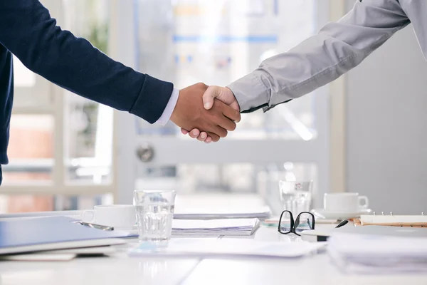 Dando la mano a los socios comerciales —  Fotos de Stock