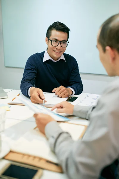 Homem de negócios discutindo questões financeiras com colegas de trabalho — Fotografia de Stock