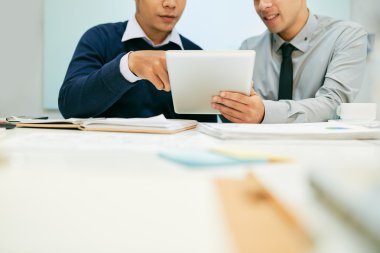 İşadamları tablet ekranındaki bilgileri okuma