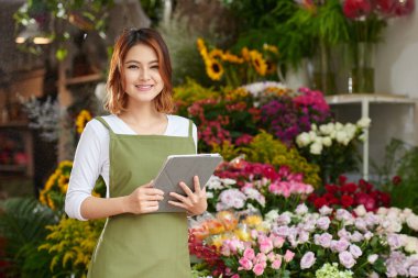 Çiçekçi elinde tablet bilgisayar ile