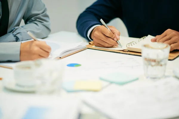 Mensen uit het bedrijfsleven maken van notities tijdens de discussie — Stockfoto