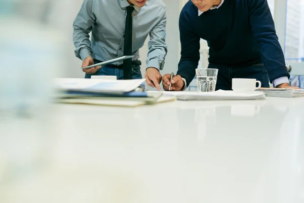 Equipe de negócios trabalhando no escritório — Fotografia de Stock