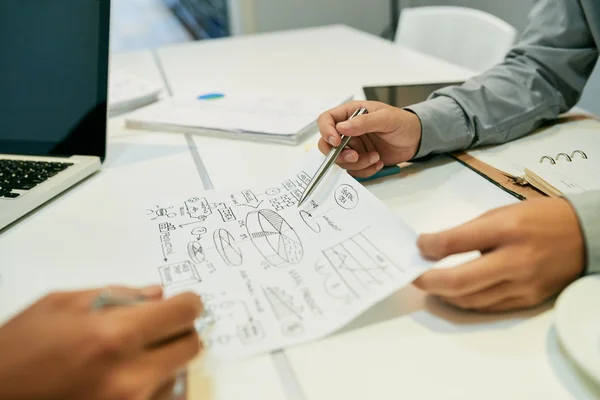 Mensen uit het bedrijfsleven bespreken van business tekening — Stockfoto