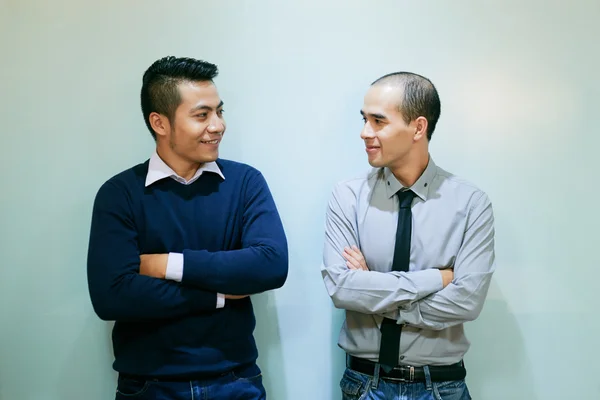 Geschäftspartner schauen einander an — Stockfoto