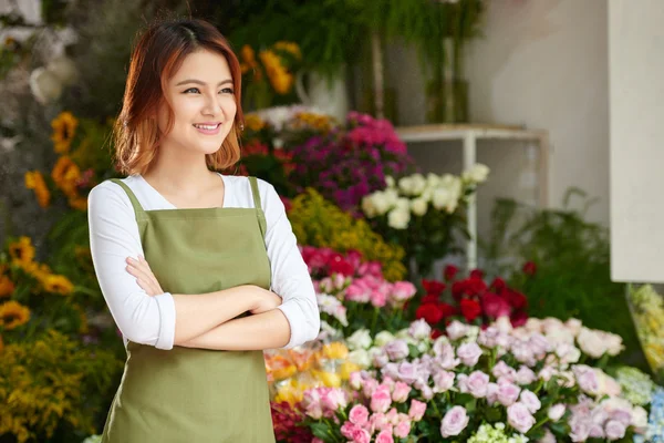 Vrouwelijke eigenaar van bloemenwinkel — Stockfoto