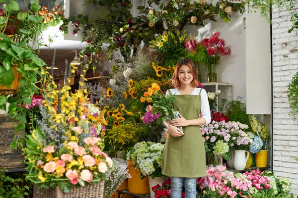 Fiorista con mazzo di rose — Foto Stock