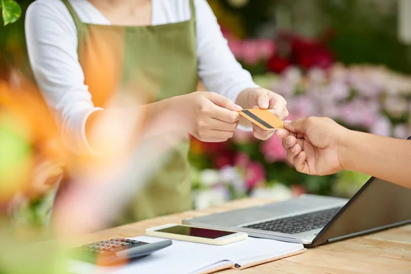 Ladenbesitzer nimmt Kreditkarte mit — Stockfoto