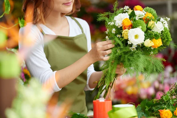 Fiorista che fa bouquet per il cliente — Foto Stock