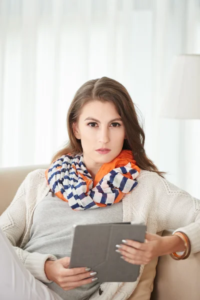 Mulher com tablet digital olhando para a câmera — Fotografia de Stock