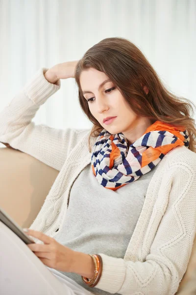 Mulher lendo notícias no computador tablet — Fotografia de Stock