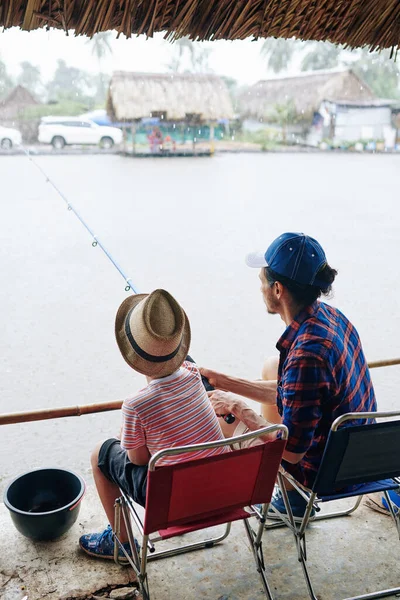 Padre Figlio Seduti Insieme Sulla Riva Del Fiume Pesca Con — Foto Stock