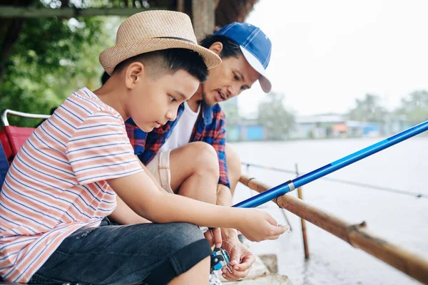 Preteen Asian Boy Set Spule Rod First Time Fishing Father — Stockfoto